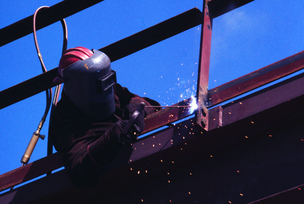 철광석, 코로나19에 따른 경제회복둔화 우려로 11개월만 최저가 기록